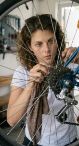 Diese Situation (Person hinter Fahrradspeichen) soll verwendet werden.