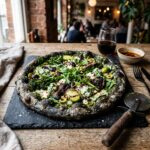 schwarz-grüne-Pizza, leider verbrannt, aber es gibt roten Wein